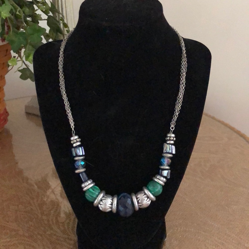 Very pretty fashion statement necklace